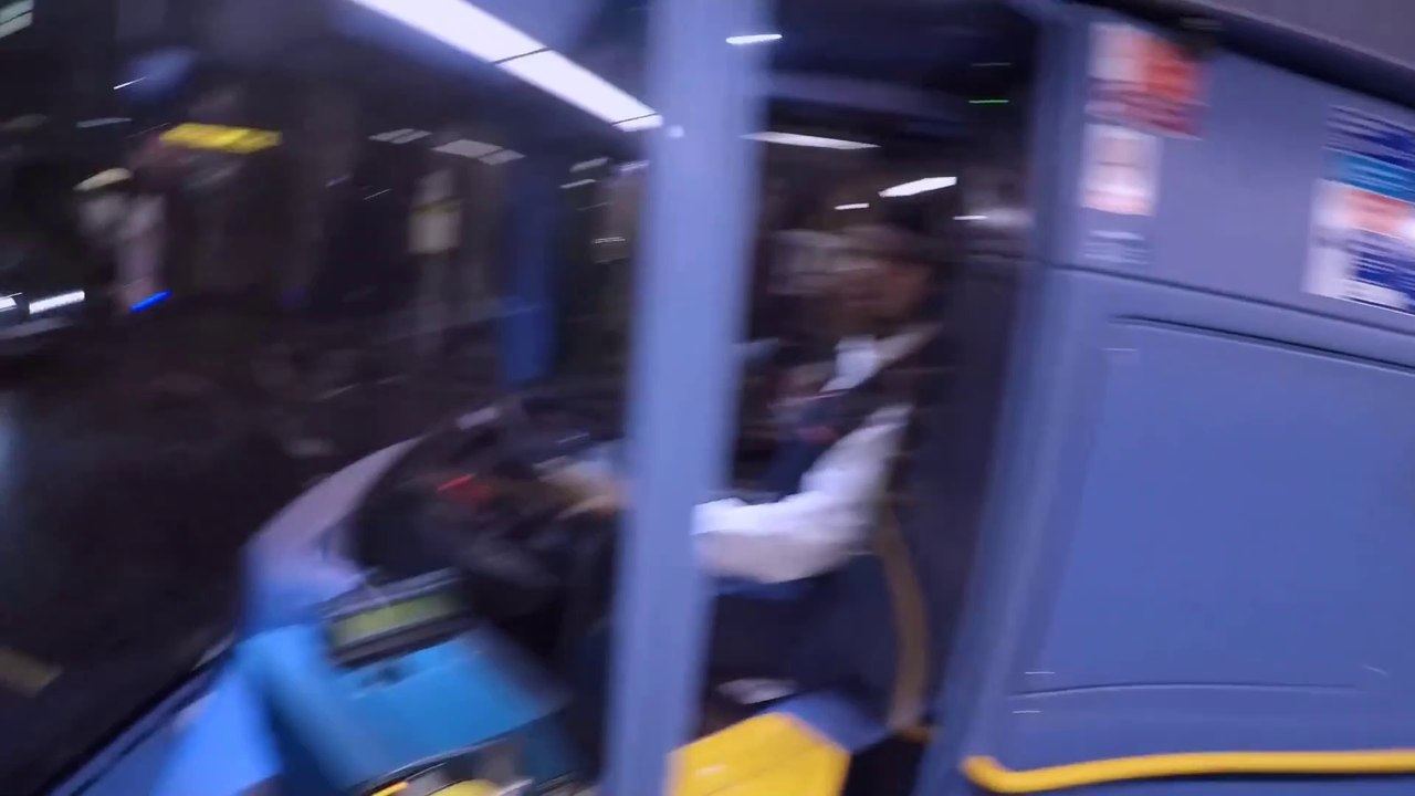 Ce chauffeur de bus enferme un motard et le rend fou...