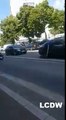 Deux jeunes en scooter cassent la vitre d'une automobiliste pour lui voler son sac.