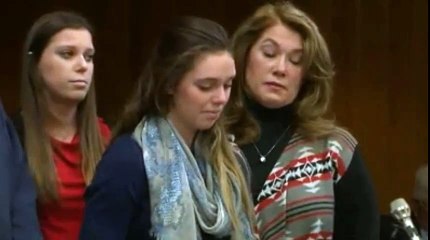 Pai de duas vítimas tenta agredir Larry Nassar durante o julgamento