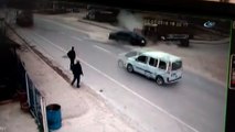 Otomobil önce yakıt tankerine sonra traktöre çarptı... Kaza anı kamerada