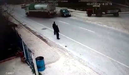 Otomobil Önce Yakıt Tankerine Sonra Traktöre Çarptı