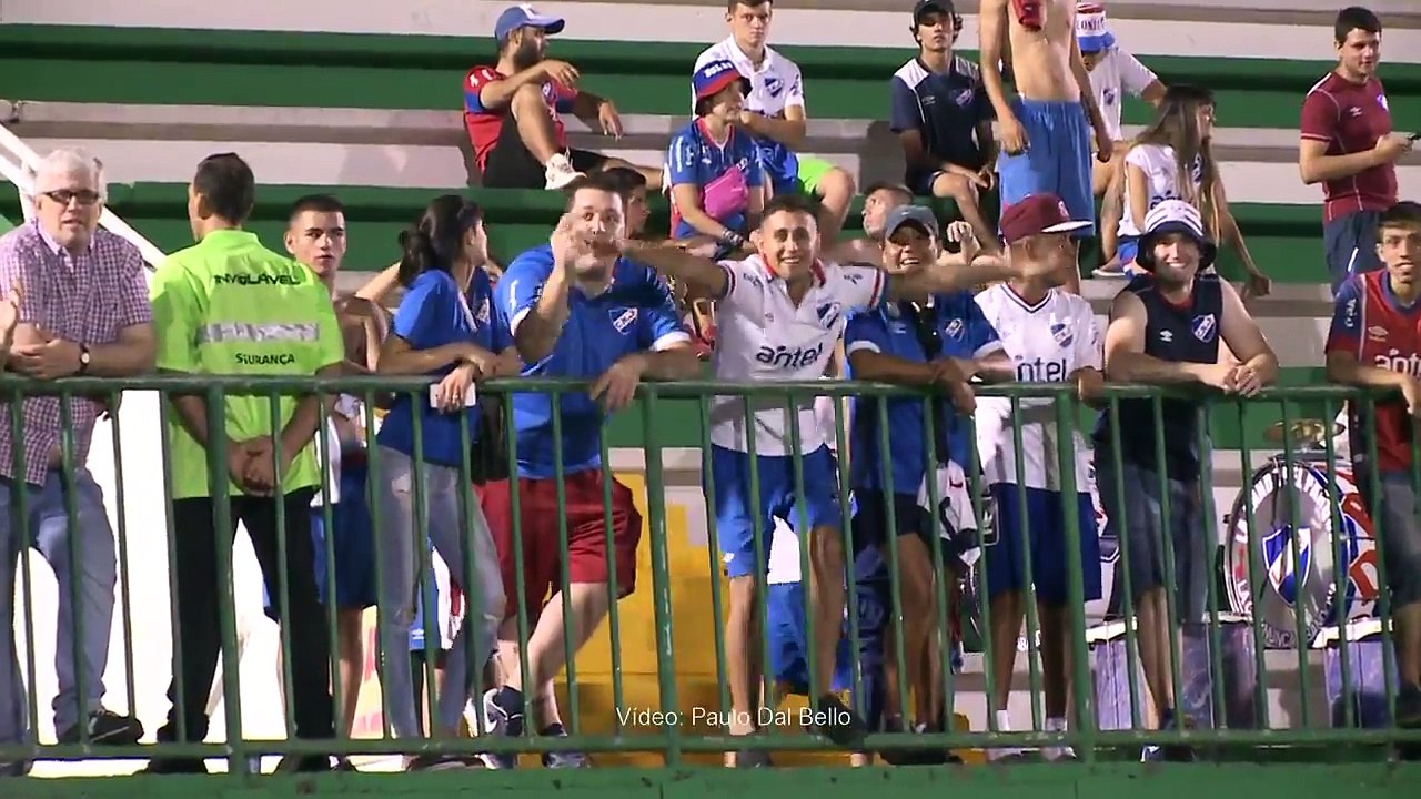 Adeptos fazem gesto de queda de avião em jogo contra a Chapecoense