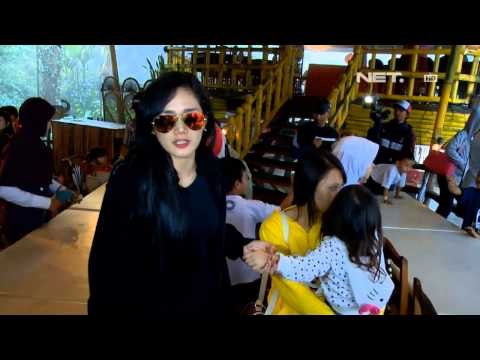 Entertainment News - Mulan Jameela dan Shafeea sang buah hati liburan bersama