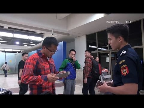 Kelebihan Membawa Rokok Penumpang Ini Meminta Bantuan Ke Penumpang Lain - Customs Protection
