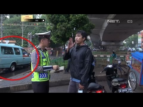 Supir Angkot Tabrak Pengendara Motor di Palang Pintu Kereta Api - 86