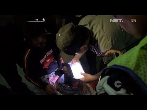 Mencurigakan, Petugas Periksa Barang Bawaan Pria ini - 86