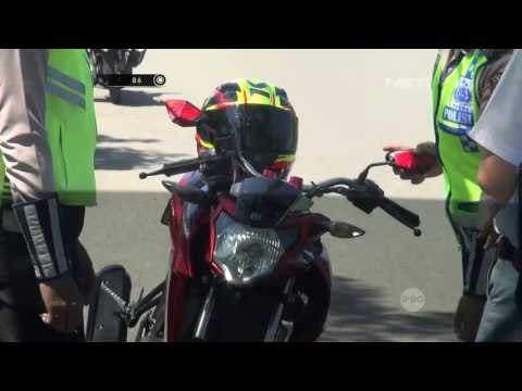 Sepasang Muda - Mudi Yang Tersipu Malu Ketika Hendak Ditilang Petugas - 86