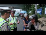 Sekumpulan Ojek Online Mengajak Polisi Berfoto Saat Sedang Bertugas - 86