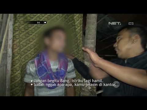 Ibu Ini Mencoba Menenangkan Anaknya yang Hendak Dibawa ke Kantor Polisi