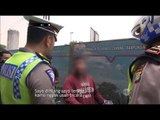 Tidak Suka Diberhentikan Polisi, Pria Ini Kesal & Marah - 86