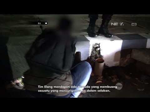 Mencurigakan, Pria Ini Membuang Sesuatu di Selokan - 86