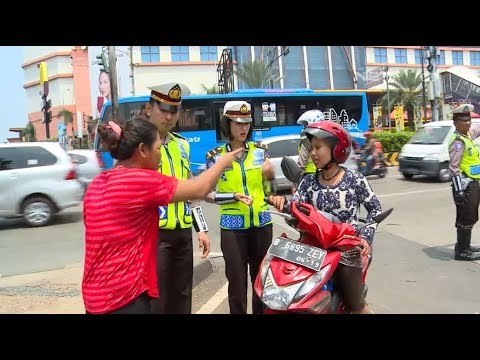 Perkara Tidak Pakai Helm, Ibu-ibu Ini Malah Bertengkar - 86