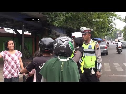 Bonceng 4, Bapak Ini Kesampingkan Keselamatan Keluarganya - 86