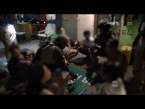 Ironis, Sekumpulan Ibu Ini Bermain Judi di Depan Anaknya Sendiri - 86