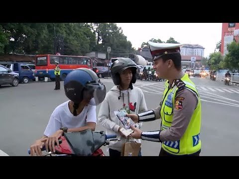 Demi Beli Kaos Kaki Lucu, Motor Bocah Ini Disita Petugas - 86