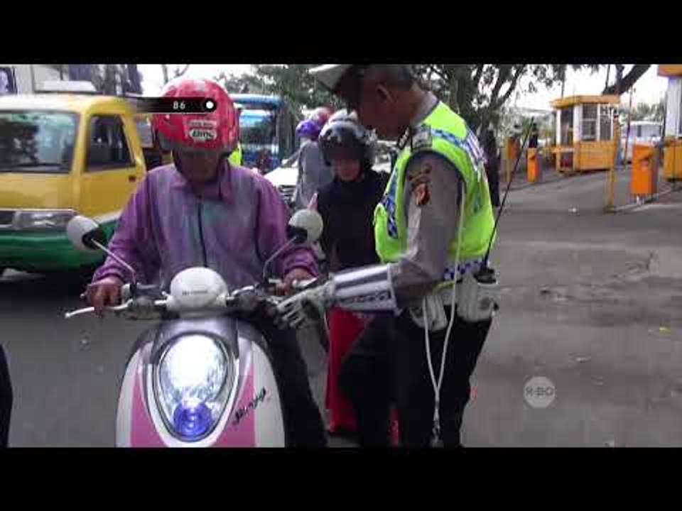 Pengemudi Ini Membonceng Anaknya yang Mengantuk dengan Posisi yang Berbahaya