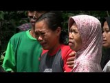 Isak Tangis Keluarga Mengiringi Evakuasi Korban Longsor Kulonprogo - 86