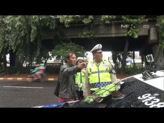 Tidak Memakai Helm, Pengendara Motor Ini Beradu Argumen dengan Petugas