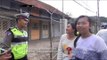 Mau Ditilang Polwan, 2 Gadis Ini Minta Dibelain Pak Polisi - 86