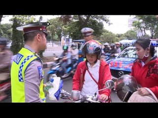 Jatuh dari Motor dan Terluka, Wanita ini Memaksakan Diri Lanjutkan Perjalanan - 86