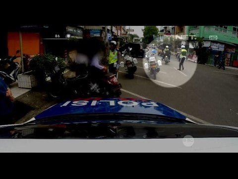 Pria ini Nekat Menabrak Petugas Demi Tidak Ditilang - 86
