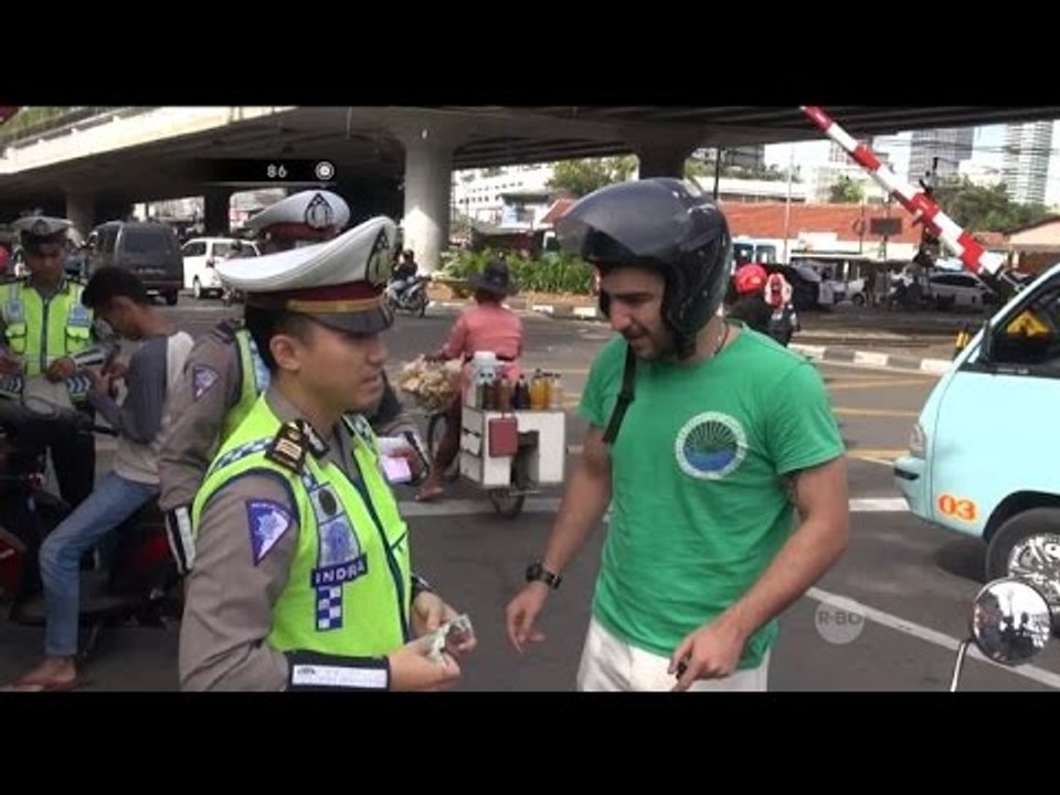 Tidak Memakai Helm, Pengemudi Bule ini Juga Tidak Bawa Tanda Pengenal - 86