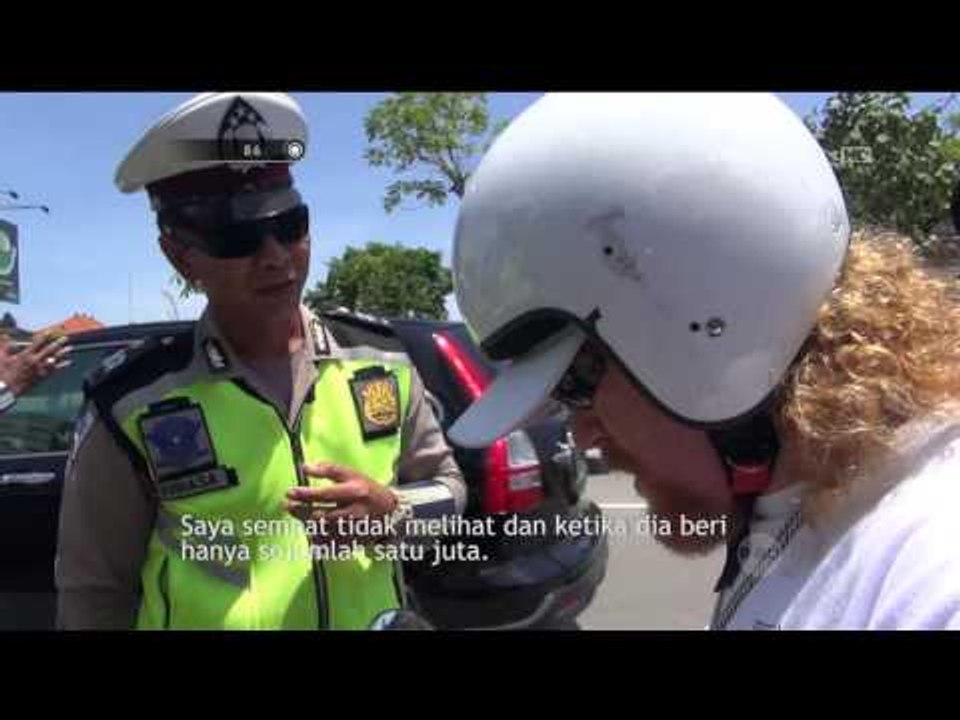 Kena Tipu, Para Turis ini Dilarikan ke Polsek Setempat Oleh Petugas - 86