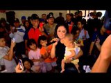 Entertainment News - Krisdayanti bersama suami membantu korban banjir