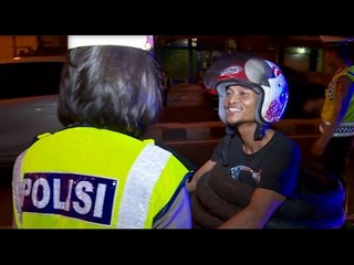 Masukkan Ban ke Badan, Pria ini Sulit Keluarkan Surat Kendaraan - 86