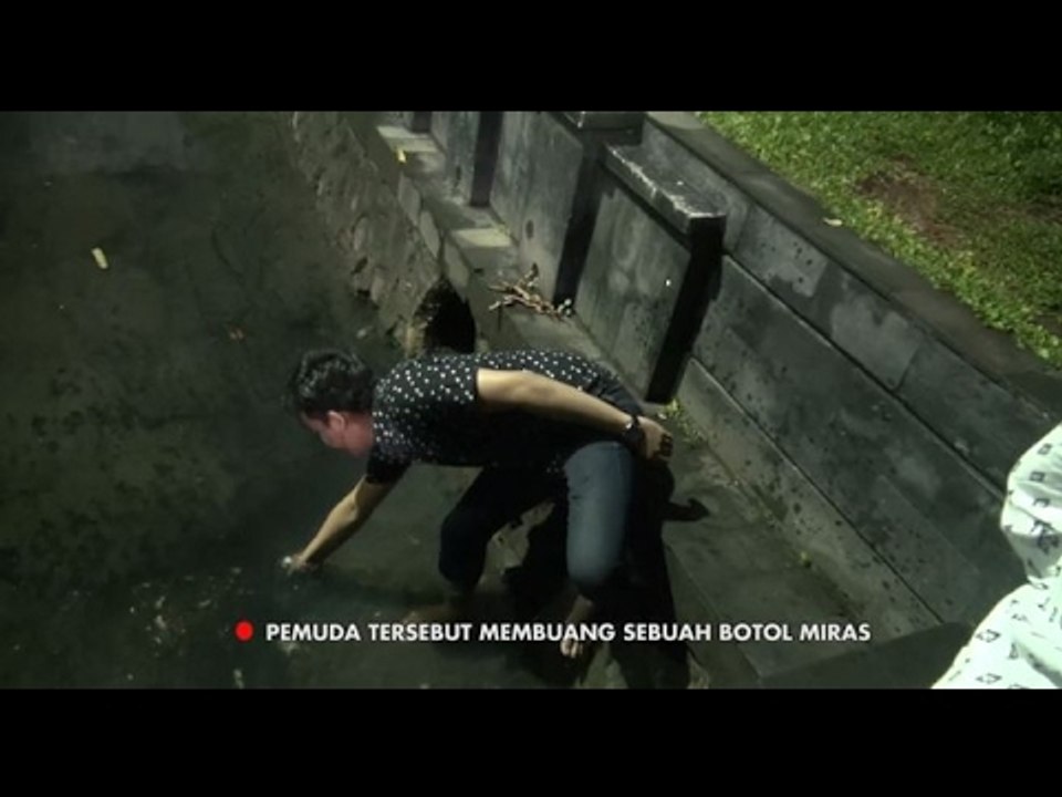 Buang Miras ke Selokan, Pria ini Diminta Petugas Ambil Kembali - 86