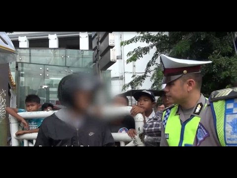 Lewat Jalur Busway, Bapak ini Emosi Ditilang Petugas - 86
