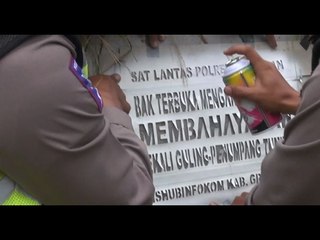 Inovasi Petugas Berikan Peringatan Pada Truk Muatan Barang yang Mengangkut Orang - 86