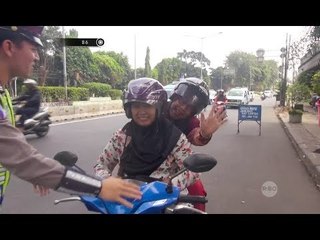 Saat Diberhentikan Oleh Tim Korlantas Polri, Seorang Ibu Lambaikan Tangan ke Kamera-86