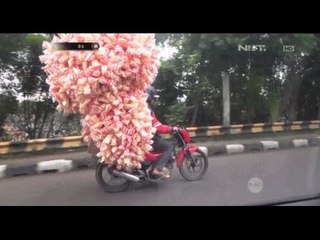 Download Video: Kendarai Motor Dengan Setumpuk Kerupuk, Petugas Tilang Pengendara ini - 86