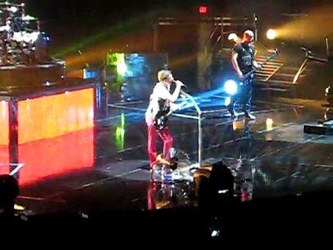 Muse - Star Spangled Banner + Interlude + Hysteria, Value City Arena at the Jerome Schottenstein Center, Columbus, OH, USA 10/12/2010