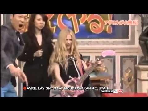 Entertainment News - Penyanyi pop-punk asal kanada dapat kejutan Hello Kitty