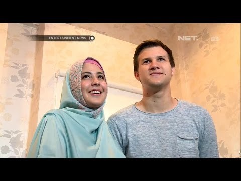 Pasangan Risty Tagor dan Stuart Collin Melakukan Fitting Baju Pengantin