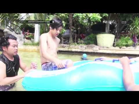 Bastian Steel isi waktu liburan dengan berenang