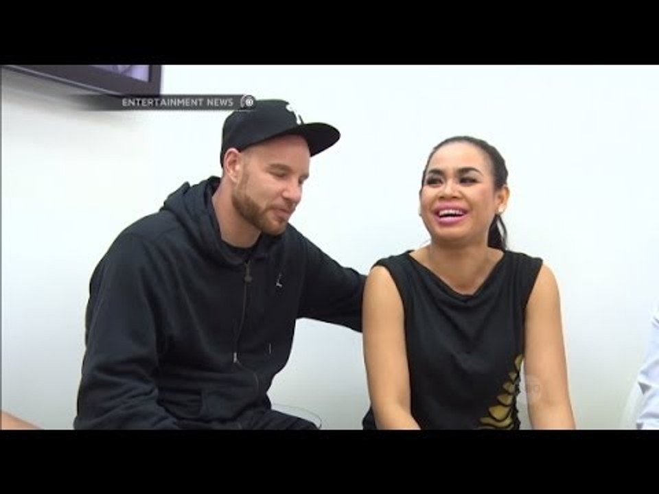 Melaney Ricardo dan Tyson Linch melakukan Treatment Scaling Gigi