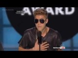 Justin Bieber disoraki penonton saat menerima pengharagaan