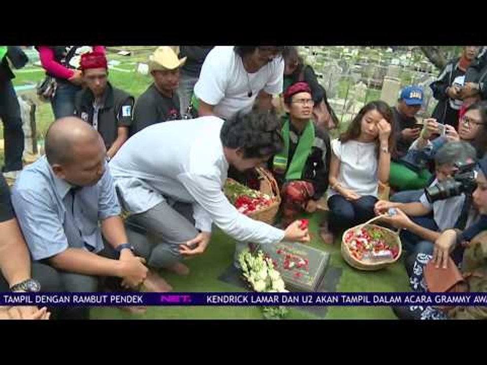 Reza Rahardian Nyekar Ke Makam Benyamin Sueb