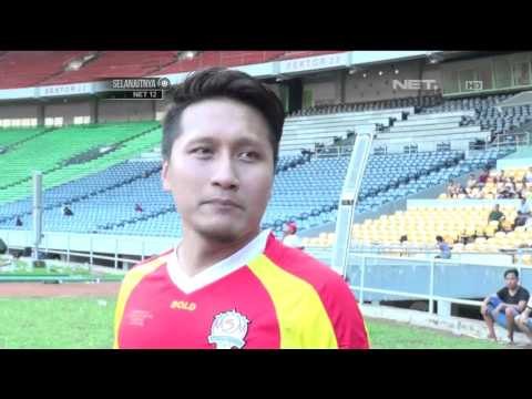 Aksi Arie Untung Jadi Kiper Sepak Bola