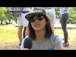 Dea Anisa bermain bersama penggemar