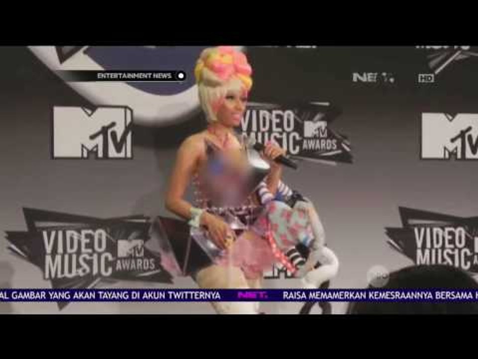 9 Selebriti ini Memakai Dress Unik yang Menarik Perhatian