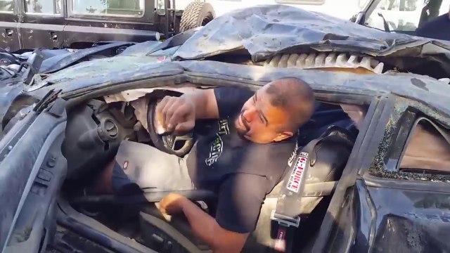 Ce pilote détruit sa Camaro SS à 310 kmh pendant une course