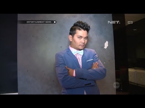 Gaya busana ala Indra Bekti