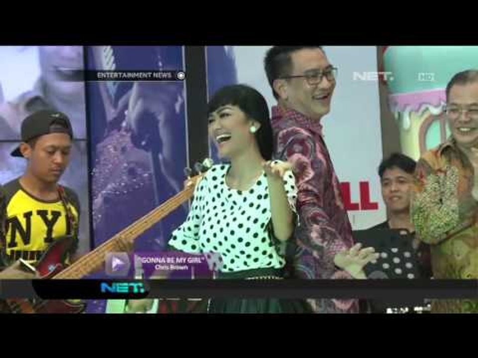 Julia Perez Membotaki Rambutnya