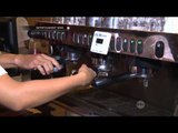 Anisa Rahma belajar meracik kopi bersama barista