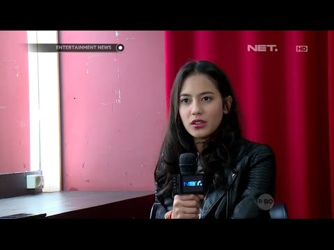 Pevita suka baju berwarna monochrome