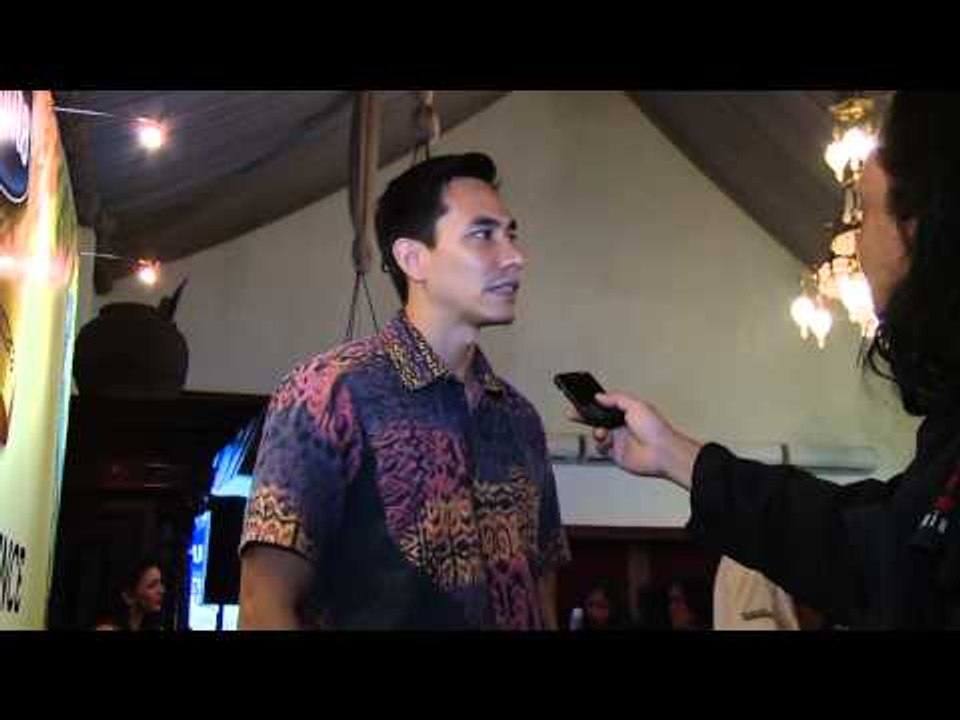 Darius dan Keluarga Memasang Pohon Natal